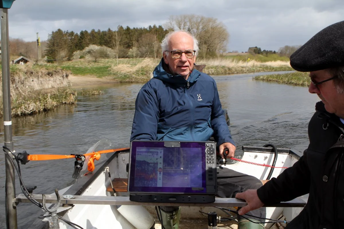 Sten Rasmussen fortæller, at han kan lave målinger af vandløb på en brøkdel af den tid, det tager kommuner.  På hans skærm kan man hele tiden følge vandløbets forløb. Foto: Lasse Ege Pedersen