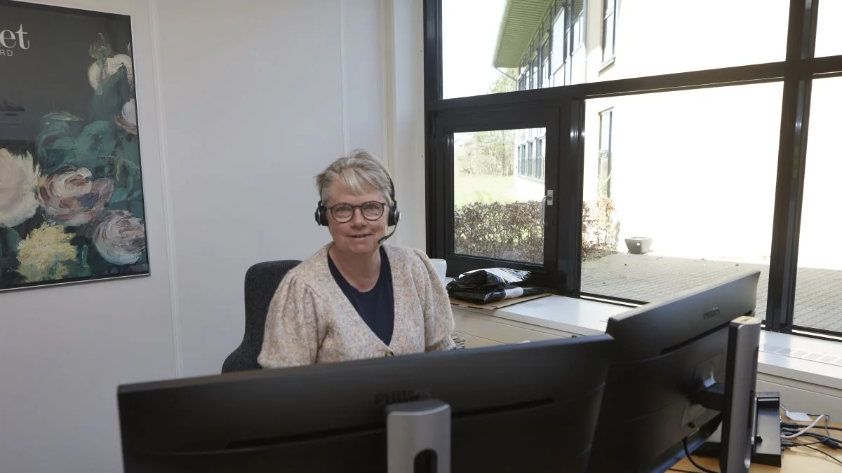 - Priserne er med pil op, og liggetiden er faldende. Samtidig er finansieringen gunstig for købere. Derfor er det nu, man skal overveje at føre sine salgstanker ud i livet, siger ejendomsmægler Birthe Pedersen klar ved telefonen på sit kontor hos Landbogruppen Fyn hos Velas i Vissenbjerg. Foto: Erik Hansen