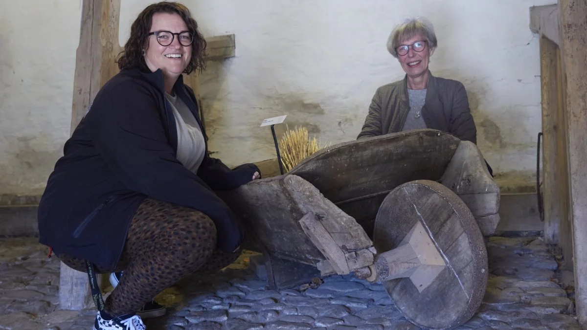 Museumsinspektør Chrestina Dahl (tv) og arkivar Helle Thrane fra Vendsyssel Historiske Museum, står i spidsen for en indsamling af genstande og arkivalier fra pelsdyrbranchen i Hjørring Kommune. Fotos: Tenna Bang