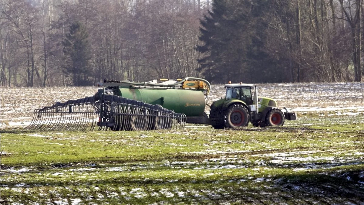 Der er både merudbytte at hente og færre lugtgener ved at lægge gyllen ud med slangebomme, der slæber, fremfor at plaske det ud fra 20 centimeters højde, viser undersøgelser. Arkivfoto: Erik Hansen

