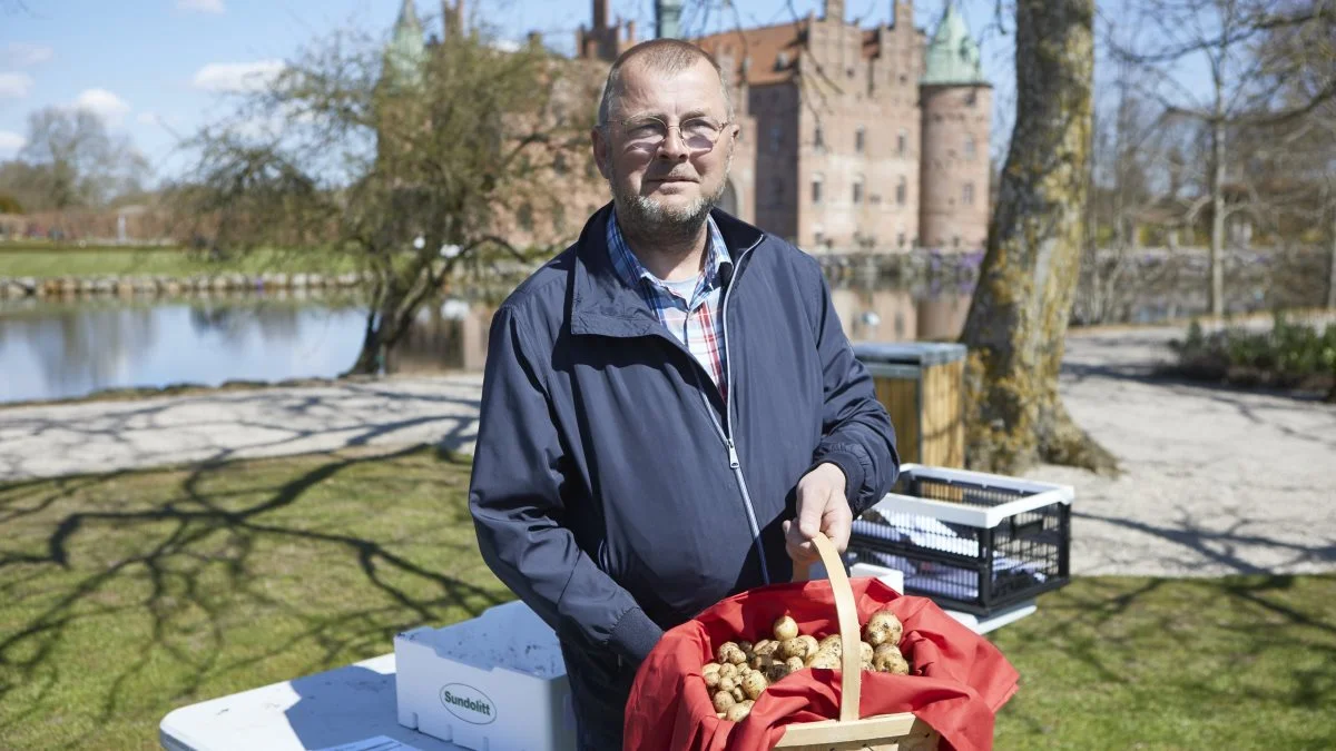 Jan Bangert fra Jegerup er årets danske mester i dyrkning af kartofler på friland. Vinderen ses her foran Egeskov Slot med de 4.888 gram fra 10 kartoffelplanter. Foto: Erik Hansen