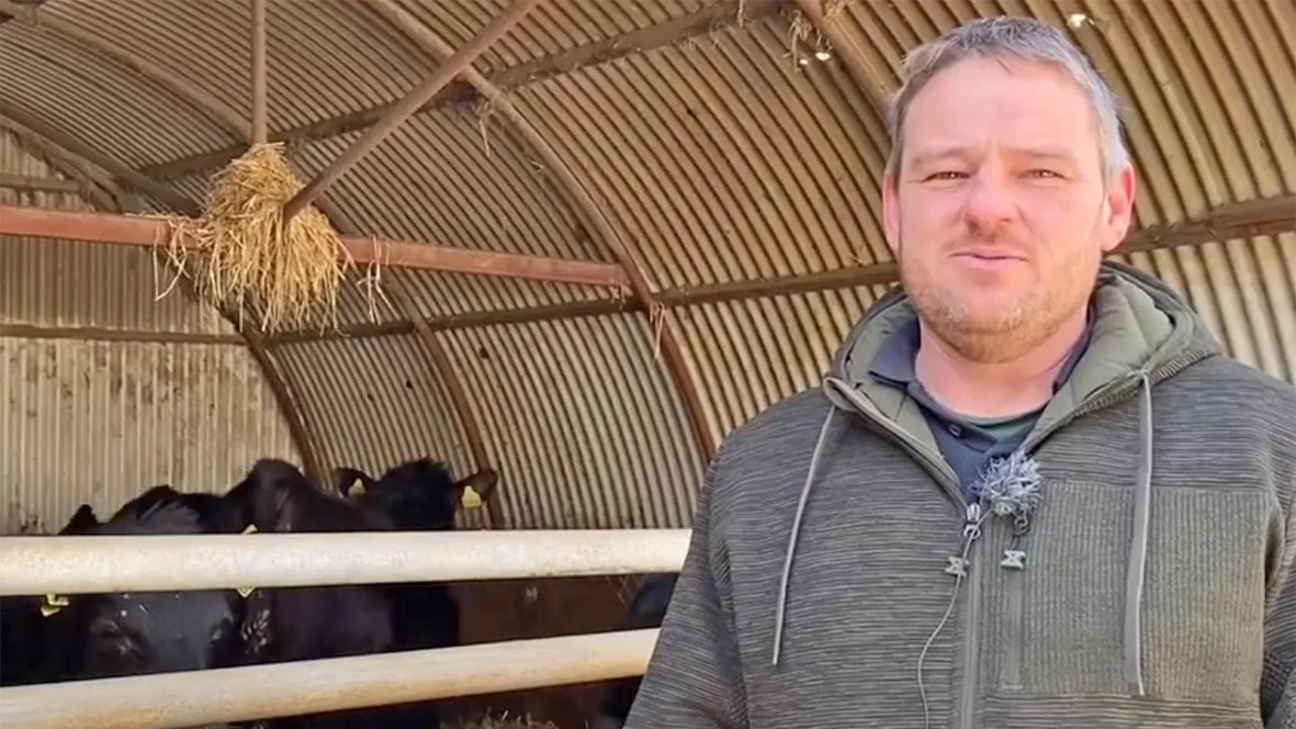 Deltidslandmand Peter Johansen, Als, har modtaget et legat fra Pedersens Fond, som administreres af Familielandbruget. Han blev helt mundlam og meget overrasket, da han modtog den gode nyhed.