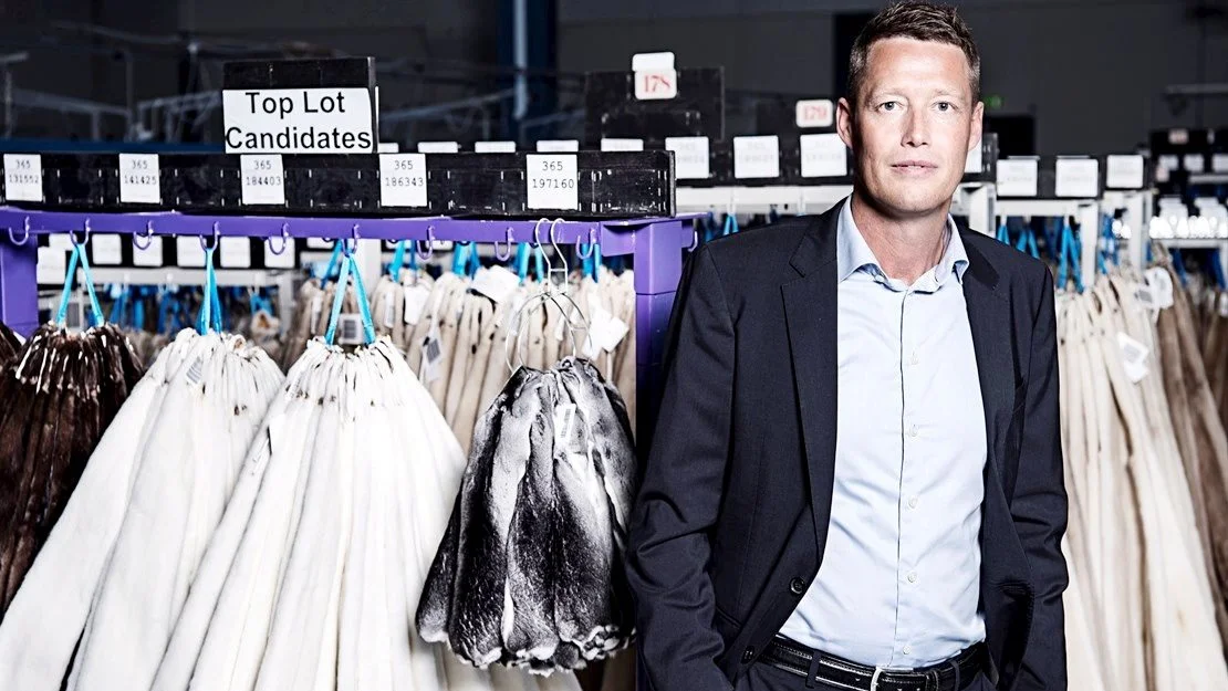 Direktør hos Kopenhagen Fur, Jesper Lauge Christensen, forventer at priserne på minkskind fortsætter med at stige til de kommende auktioner.