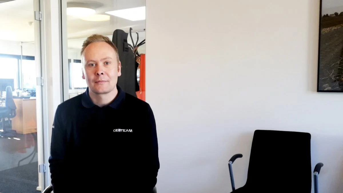 - Vi har syv teknikere ansat, der kører ude i marken, og kan supplere op på vores salg. Men vi arbejder kun indenfor det her segment med GPS-styring til landbruget, og vi laver egentlig ikke andet, siger Henrik Nissen, Geoteam.