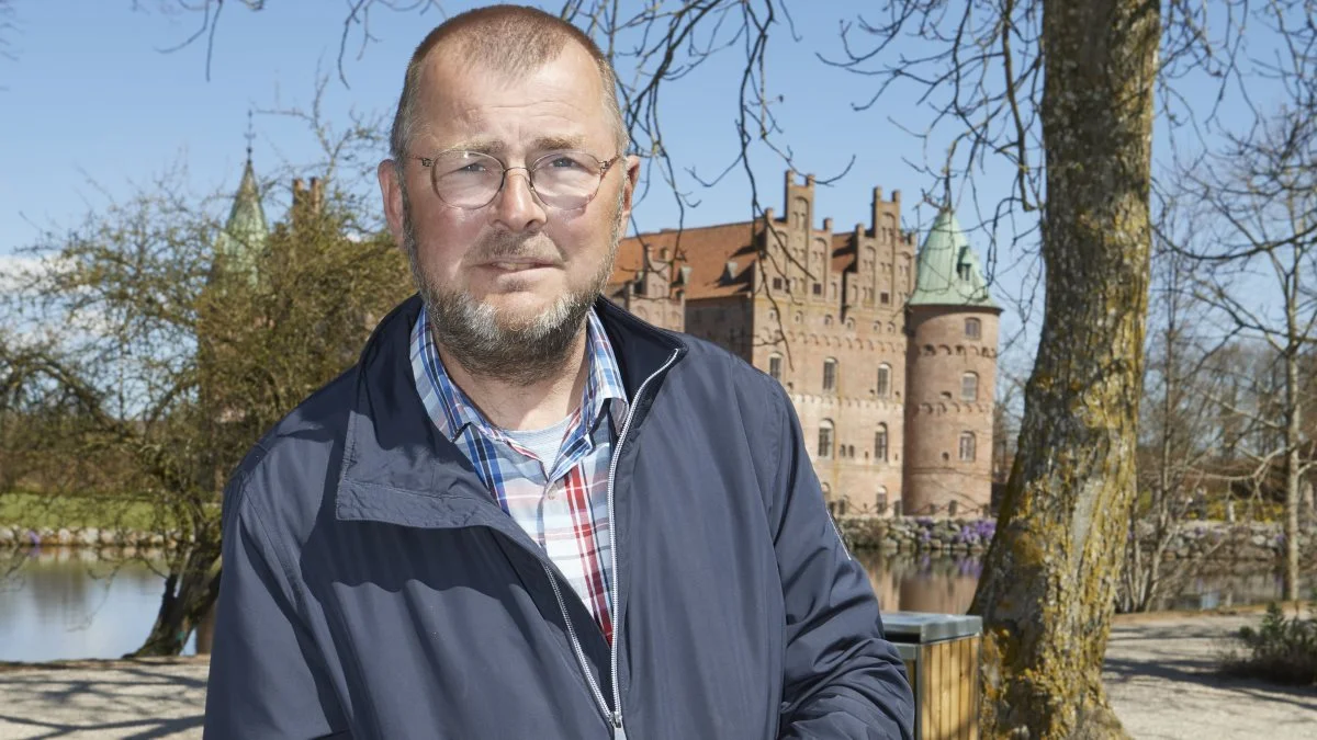 Jan Bangert fra Jegerup er årets danske mester i dyrkning af kartofler på friland. Vinderen ses her foran Egeskov Slot med de 4.888 gram fra 10 kartoffelplanter, som straks blev sendt til hoffet i Hovedstaden. Foto: Erik Hansen