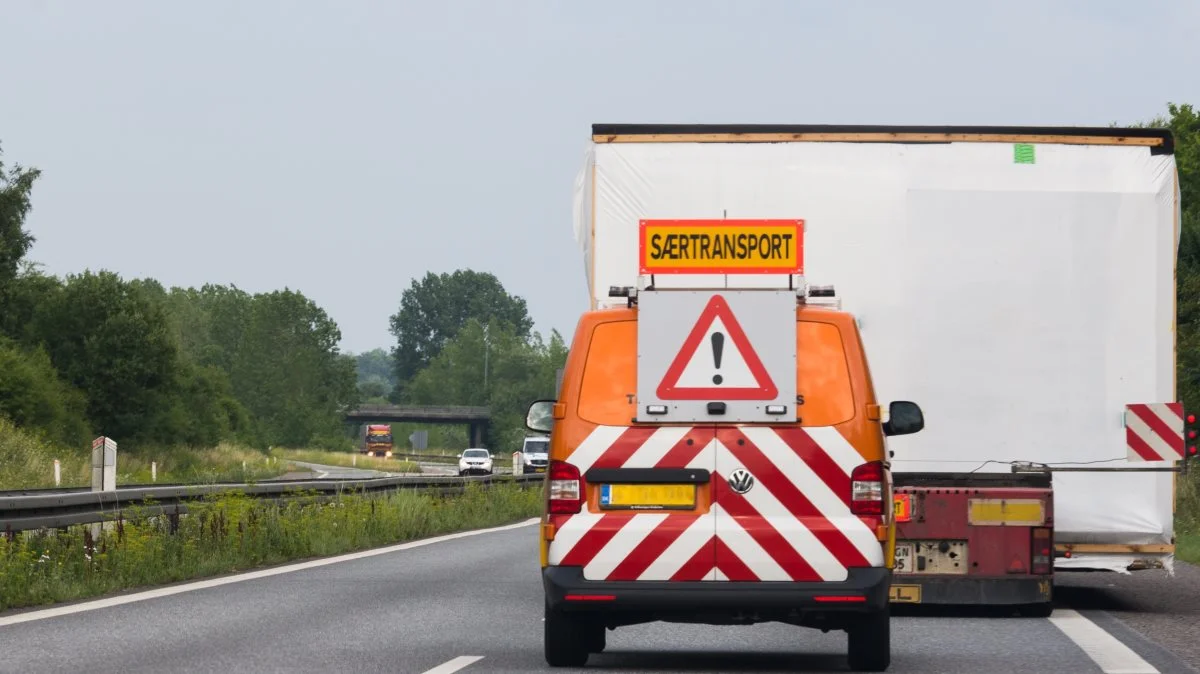 Færdselsstyrelsen er i gang med at opdatere bekendtgørelsen for særtransport, hvilket kan gøre det nemmere at transportere bæltekøretøjer i fremtiden. Foto: Colourbox