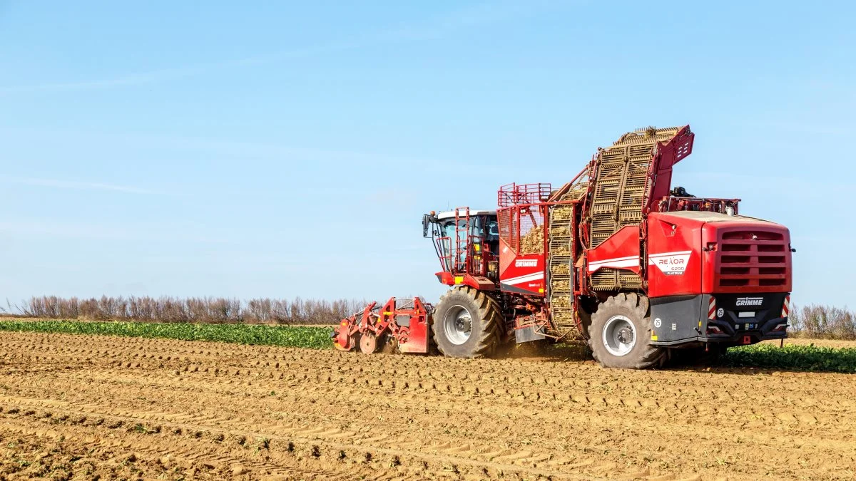 Det har taget lang tid at kunne få tilladelse til at køre med bæltekøretøjer, som for eksempel en roeoptager med dispensation under regler for sætransport. Men det skal laves om, lyder det fra Færdselsstyrelsen. 
