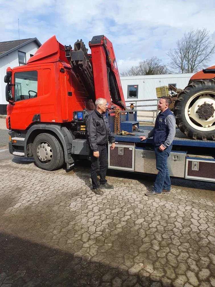 Vognmand Per Jørgensen (til venstre) transporterer blandt andet maskiner for Maskincenter Roskilde, og det samarbejde er Thomas Jensen (til højre), salgskonsulent i Maskincenter Roskilde, også glad for.