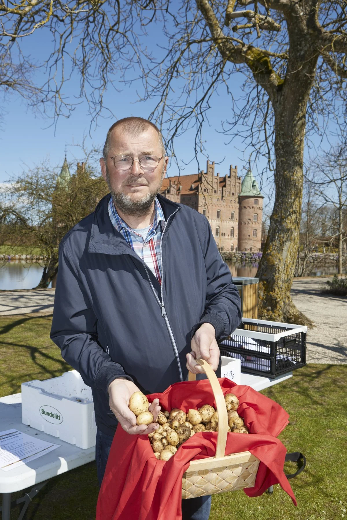 Jan Bangert fra Jegerup ved Vojens er årets danske mester i dyrkning af kartofler på friland. Vinderen ses her med de 4.888 gram fra 10 kartoffelplanter, som straks blev sendt til hoffet i Hovedstaden.