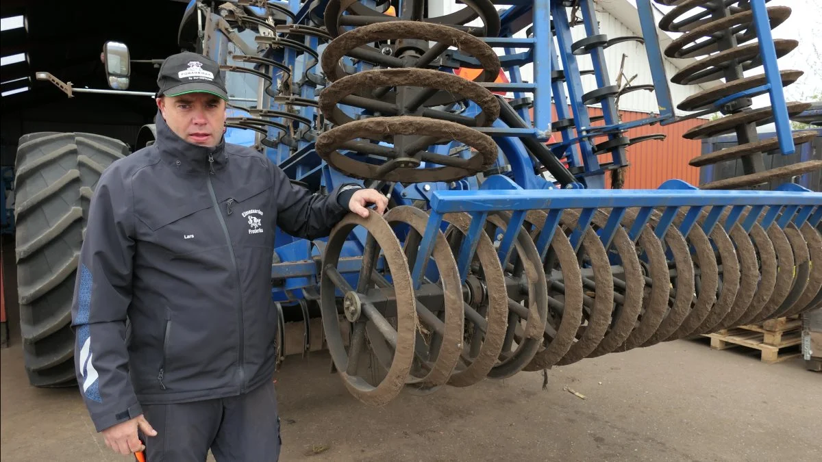 Efter pløjning behandles marken med denne Dalbo Cultilift såbedsharve. Lars Kristensen har med denne kileringspakker fundet den rette kombination til sin jordtype. Såningen foregår med en Pöttinger Terrasem såmaskine.