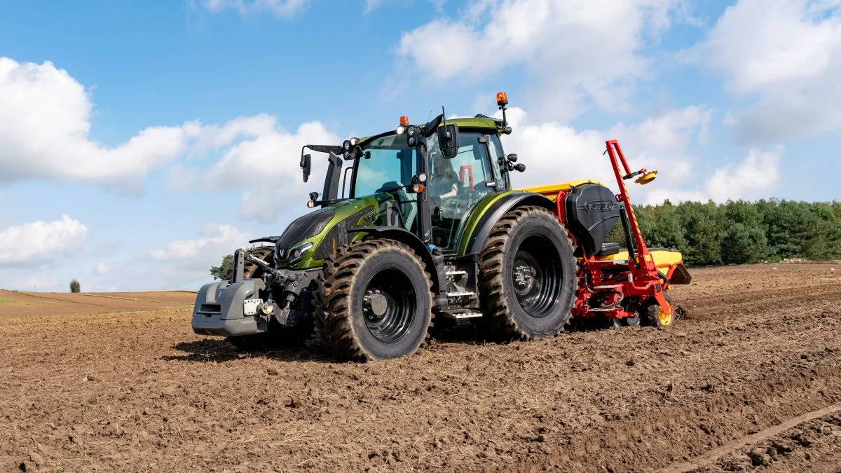 Den nye Valtra G-serie blev lanceret sidste år og tiltrækker fortsat anerkendelse. G135 var den eneste traktor, der blev tildelt en iF Design Award i årets konkurrence. Jurymedlemmer roste G135-modellen som den bedste samlede pakke i sin kategori. Tidligere i år vandt G-serien også Red Dot Design Award 2021 i Red Dot: Product Design Award-serien med den samme G135-model.