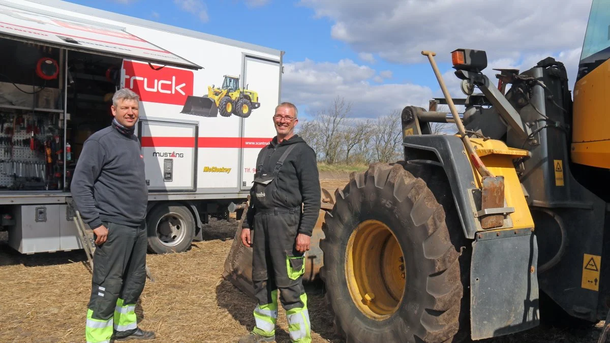 Montør Finn Iversen er rullet op med den store Scantruck-servicevogn på en mark ved Skjern for at løse et problem for maskinfører Jesper Meyer. Montøren kender problemet, inden han kører ud om morgenen, og har det rigtige udstyr og de rigtige reservedele med.