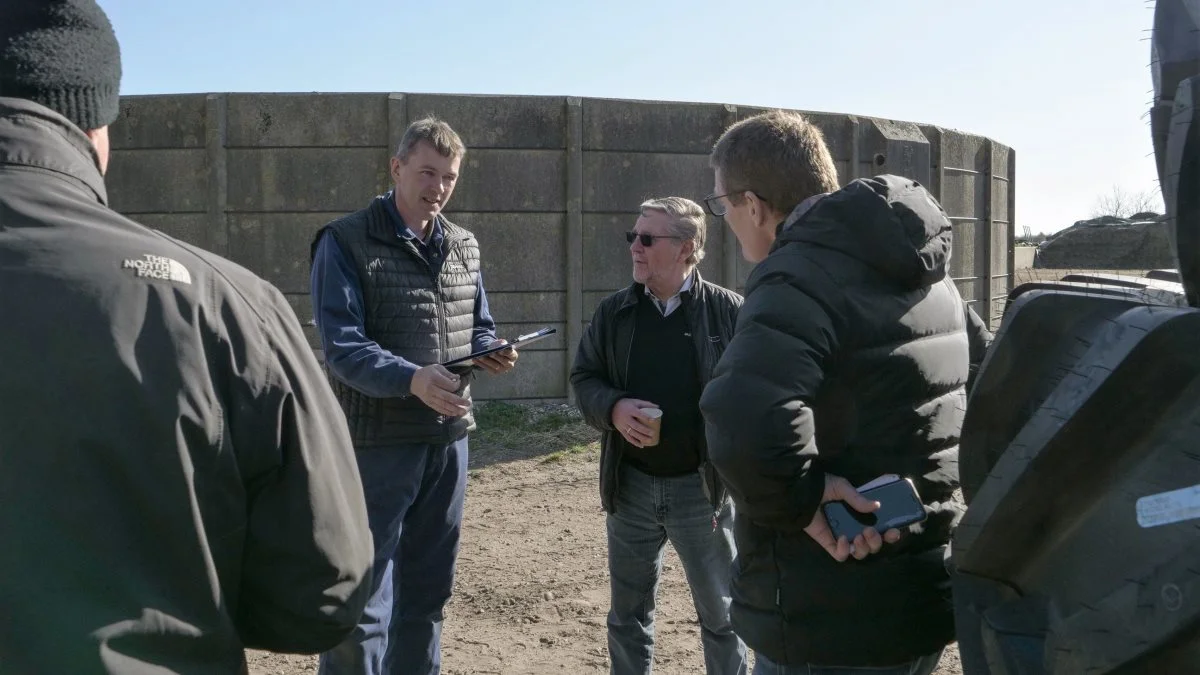 Henning Sjørslev Lyngvig (i midten af fotoet), landbrugskonsulent hos Seges, får sig en snak med NDIs agrospecialister, Henrik Møllvang og Uffe Hansen (yderst til højre).