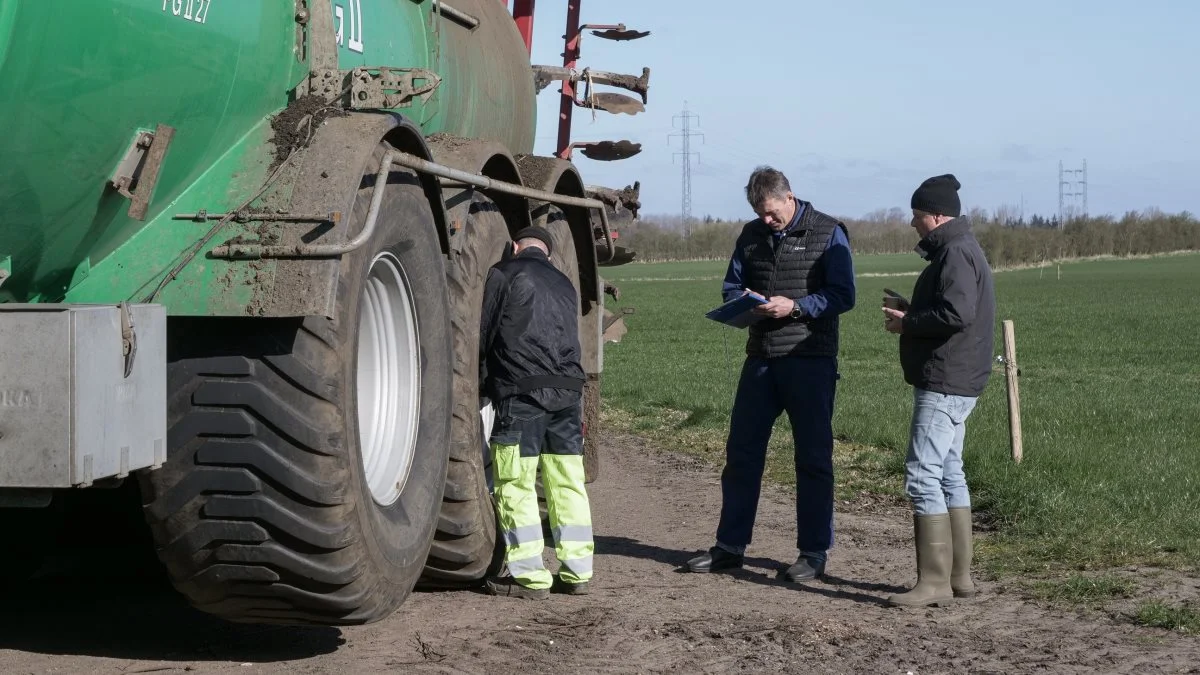 VF-dæk, som tillader variabelt dæktryk, vinder i stigende grad frem i landbruget. Ikke kun som en dækløsning til traktorer, men også til eksempelvis gyllevogne. Hos både Seges og NDI har man fulgt udviklingen tæt, da den åbner nye muligheder for, at landmændene kan drive deres landbrug endnu mere effektivt. Dæktrykket noteres, inden første del af forsøget går i gang, hvor gyllevognen har påmonteret traditionelle dæk.