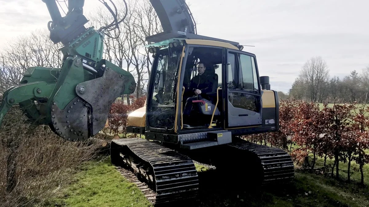 Den seneste investering til maskinparken er en 24 tons Hitachi gravemaskine, med helt nye funktioner. Privatfoto