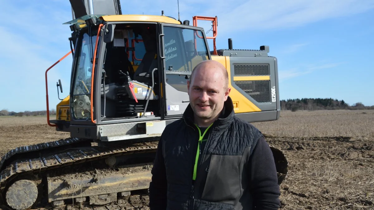 - Det er ikke bare en gravemaskine. Det er alt specialudstyret, der følger med, der holder dem kørende, påpeger entreprenør Tonni Andersen om de gravemaskiner, der sammen med en erfaren chauffør danner grundlag for firmaets omsætning. Foto: Camilla Bønløkke