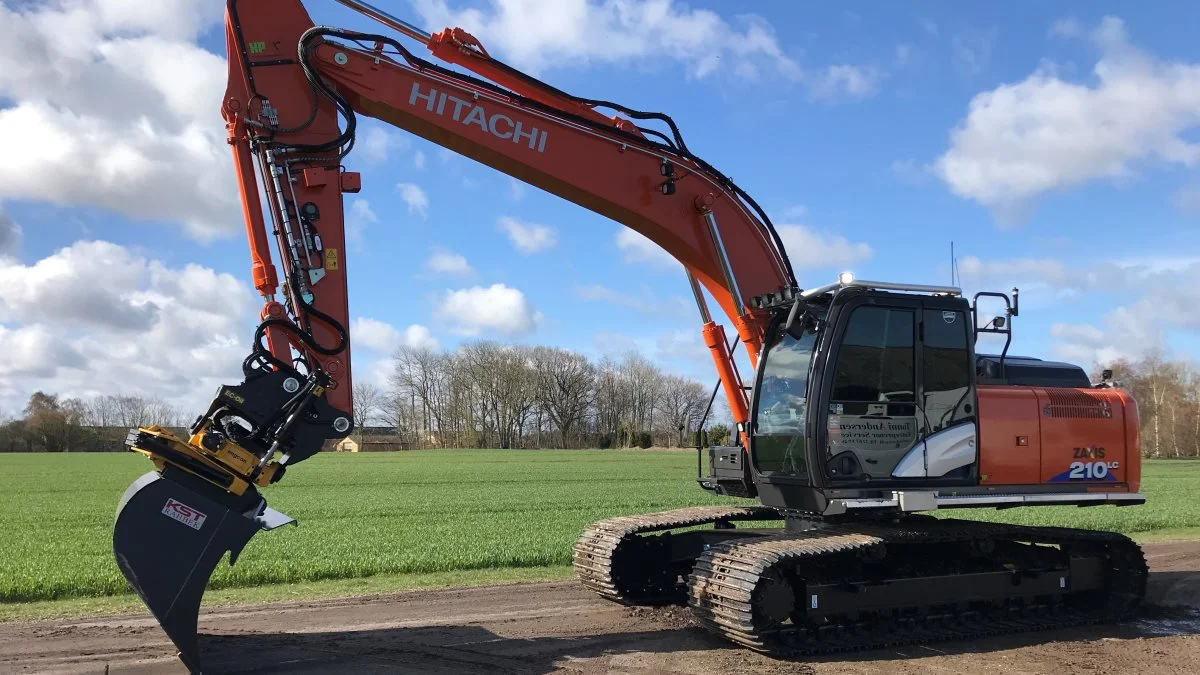 Den seneste investering til maskinparken er en 24 tons Hitachi gravemaskine, med helt nye funktioner. Privatfoto