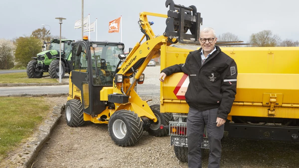 Maskinhandler Lars Søndergaard viser den kun 1,90 meter høje Schäffer minilæsser, der med en lav egenvægt og stor løftekraft er velegnet for anlægsgartnere, brolæggere og entreprenører. Vognen er en Pronar-vogn, som O. Søndergaard & Sønner efter fire års forhandling nu også er blevet importør af sammen med tre øvrige maskinforretninger i landet. Foto: Erik Hansen   

  
  
