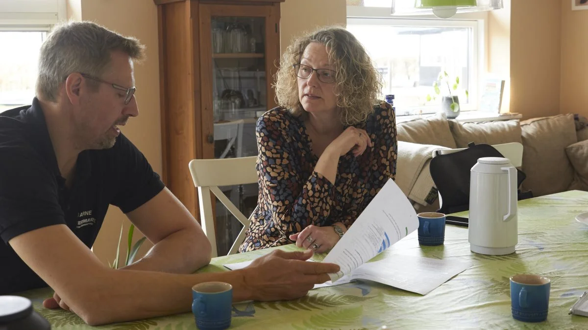 Da Merete L. Andersen kom på Vestermark ved Brønderslev for første gang, var det for at lave E-kontrol sammen med Bjarne Bonnerups far, som dengang ejede stedet. I dag handler det om medarbejdere, når Merete kommer forbi. Fotos: Tenna Bang