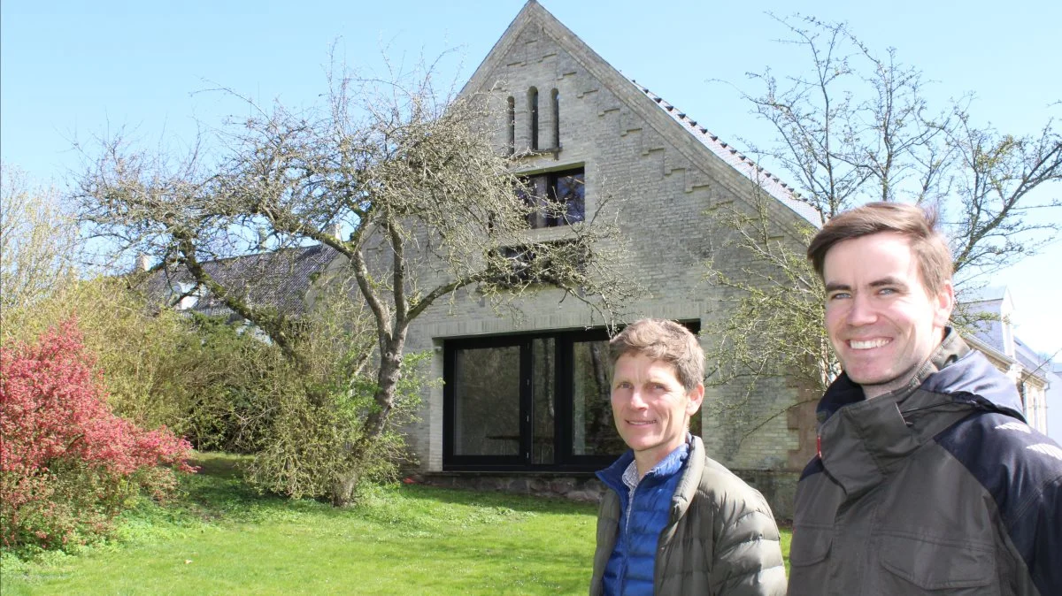 Godsejer Christian Castenskiold (tv.) med sin forvalter Toke Vidstrup Petersen. Under ombygningen af godset i 2010 lykkedes det at redde æbletræet i baggrunden, så der om efteråret er mulighed for at plukke æbler fra det udlejede kontor på 1. sal. Det er én af de detaljer, som Christian Castenskiold sætter pris på.