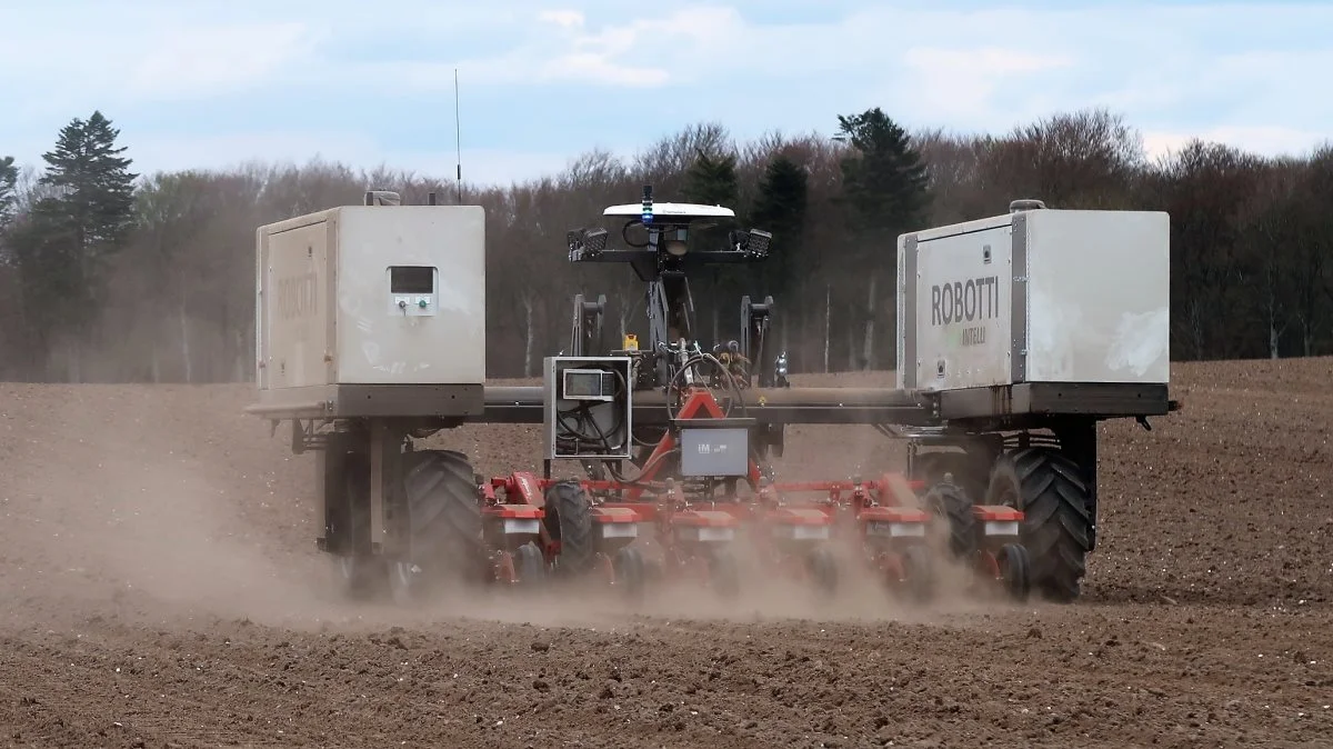 For tre uger siden solgte Agrointelli en markrobot til en sammenslutning af grønsagsdyrkere i England. De har netop bestilt en Robotti mere. Her ses robotten i arbejde ved Tjele Gods mellem Viborg og Randers i sidste uge. 