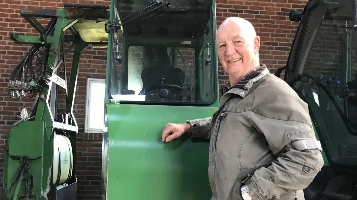76-årige Arne Lund Thomsen fra Spjald har altid været landmand, og har i over 35 år drevet landbrug og dambrug fra ejendommen ved Spjald i Vestjylland. Siden er juletræsproduktionen kommet til, hvor Arne er klar med maskinen til håndteringen af juletræerne, når det går løs igen senere på året. 