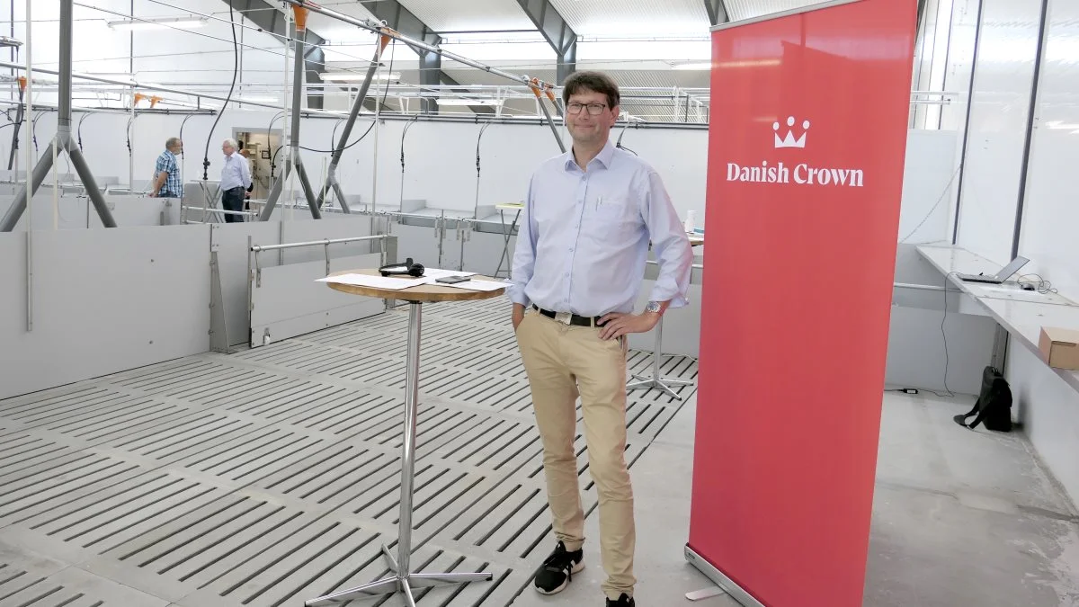 - En af hovedtankerne bag Complite-konceptet er at standardisere byggeriet for at få byggeprisen ned. Lige nu hører vi, at råvarerne i byggebranchen stiger. Og kan man, ved at bygge standardiseret, spare 500 kroner pr. stiplads, er det måske en overvejelse værd, siger Nicolaj Nørgaard, der er daglig leder af ejerservice hos Danish Crown.