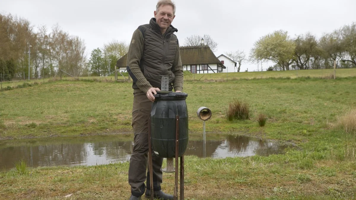 Foruden konsulentrådgivning for udlejere og lejere af jagt udvikler og sælger Ole Rasmussen, OR Jagt & Naturpleje, også jagtartikler. Det gælder blandt andet denne foderautomat med en særlig indsats, som mindsker spild af foder. Også Duck Tube’n i vandhullet foran det smukke stuehus i Horne har han selv opfundet. Fotos: Erik Hansen  