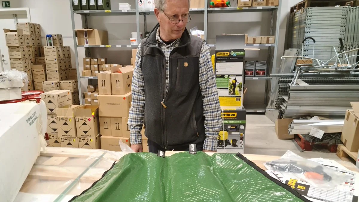 Det er en grøn pose som den, Jens Erik Jensen viser frem her, der kan indeholde 70 liter vand til at sørge for, at nypolantede træer ikke dør. Foto: Henning K. Andersen