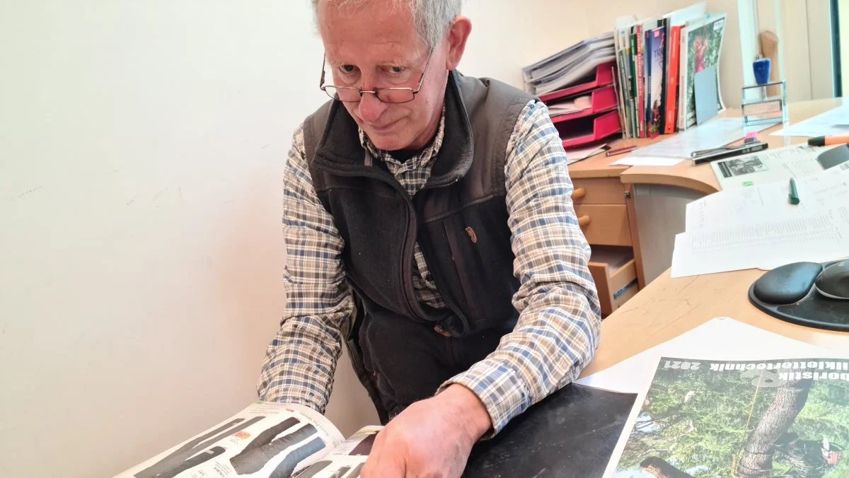 Det nye katalog fra Dansk Skovkontor har over 200.000 artikler, fortæller direktør Jens Erik Jensen, der her kigger kataloget efter i sømmene. Foto: Henning K. Andersen