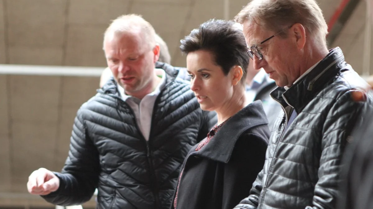 Omkring halvdelen af Niels Hedermanns (tv) jord risikerer at blive taget ud af drift. Anne Honoré Østergaard og Asger Christensen var forleden på besøg for at drøfte alternativer. Fotos: Christian Carus