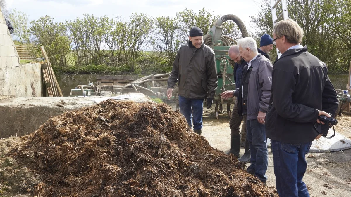 Der var stor interesse da et prototypeanlæg til varmekompostering af madaffald til biogødning, blev vist frem nær Randers forleden. Manden bag, Jørgen Løgstrup, viste frem og forklarede. Foto: Tenna Bang