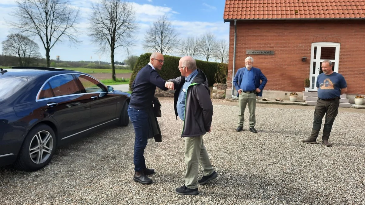 Formand for Landbrugsrådgivning Syd og Sønderjysk Familielandbrug, Antoni Stenger, tog corona-sikkert imod minister for fødevarer, landbrug og fiskeri, Rasmus Prehn, (S), ved gårsdagens besøg i Vejen. I baggrunden til højre besøgsvært, Henrik Bertelsen, formand for Familielandbruget Sydvest, (th), og ved siden af ham formand for Familielandbruget LRS-Vejle, Sven-Aage Steenholdt. Foto: John Ankersen