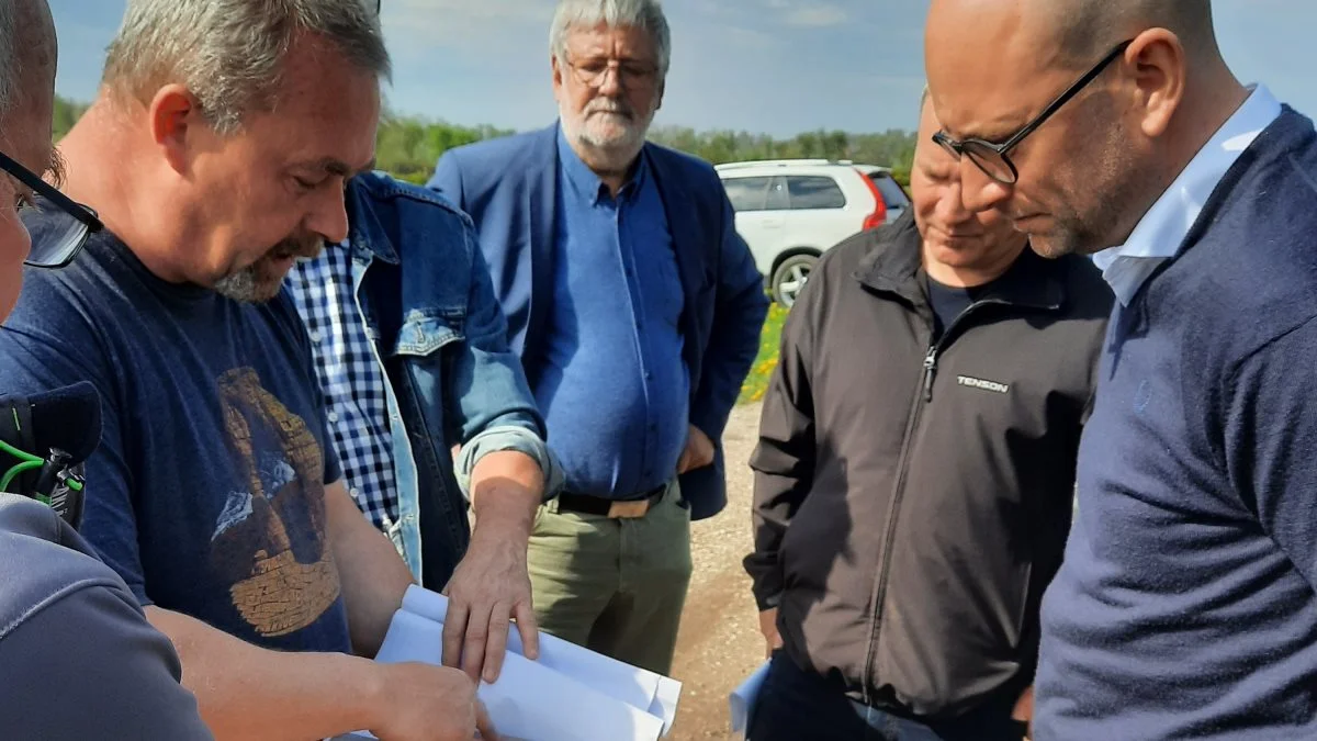 Markkortene var fremme, da Henrik Bertelsen viste og fortalte Rasmus Prehn omkring udfordringerne med lavbundsarealerne. Foto: John Ankersen

