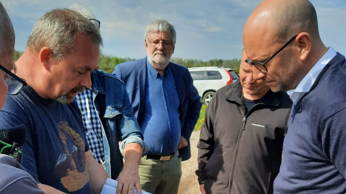 Markkortene var fremme, da Henrik Bertelsen viste og fortalte Rasmus Prehn omkring udfordringerne med lavbundsarealerne. Foto: John Ankersen