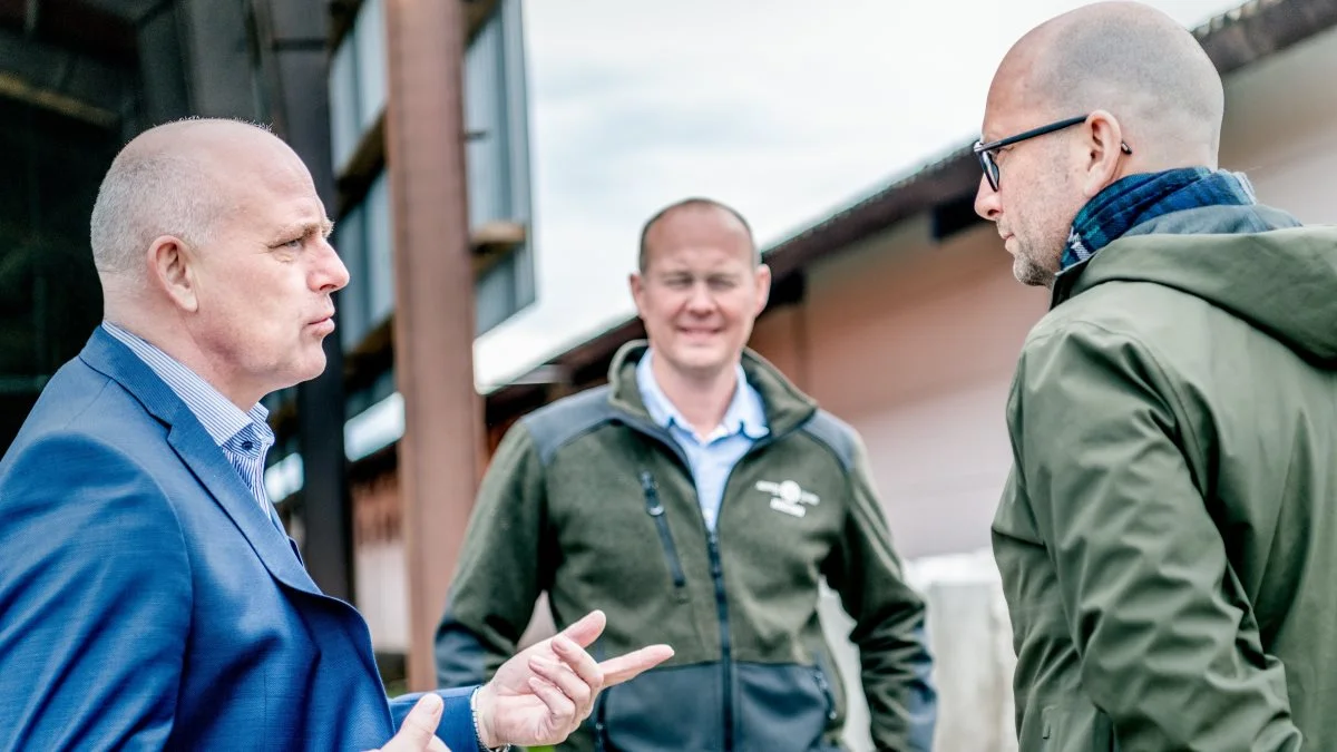 Direktør i Vestjyllands Andel, Steen Bitsch, i samtale med fødevareminister Rasmus Prehn. I baggrunden ses gårdejer Kristian Lundgaard-Karlshøj fra Ausumgaard. Foto: Mette Johnsen