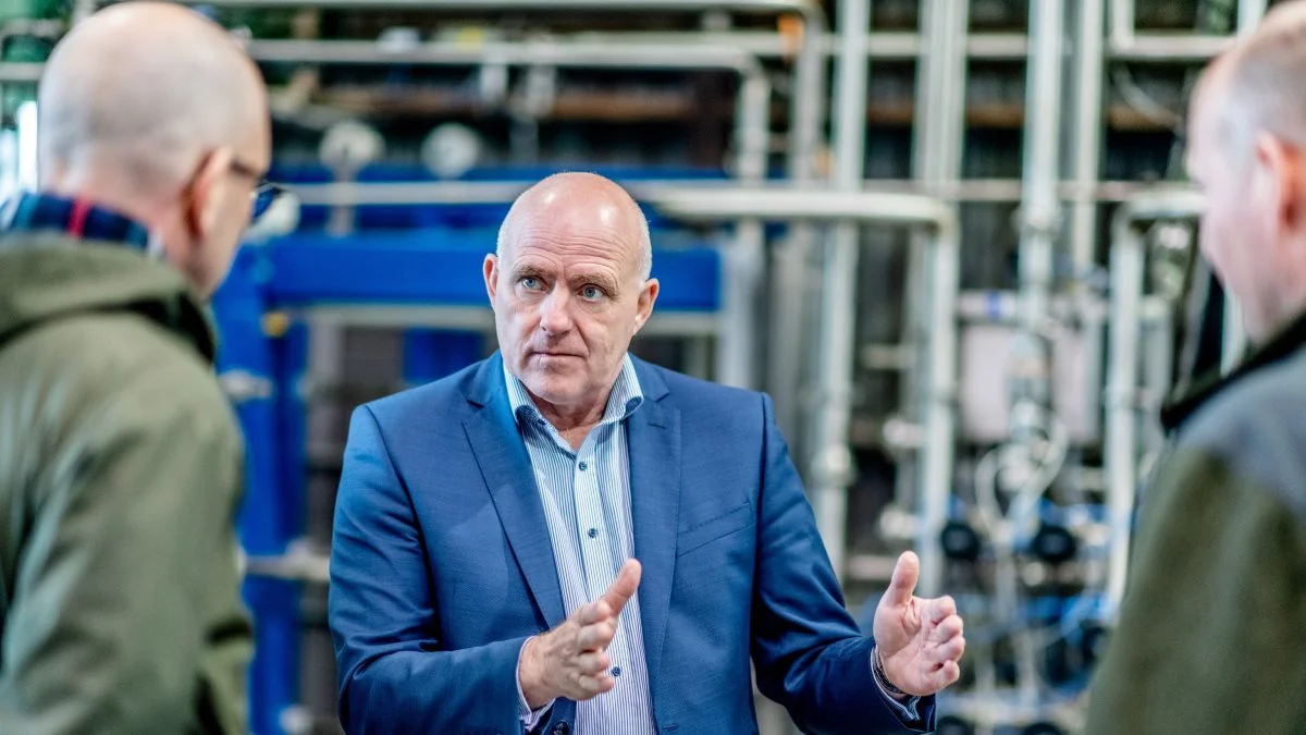 Fødevareminister Rasmus Prehn lyttede opmærksomt efter, da direktør i Vestjyllands Andel, Steen Bitsch fortalte om de klimatiltag, der er gang i. Foto: Mette Johnsen