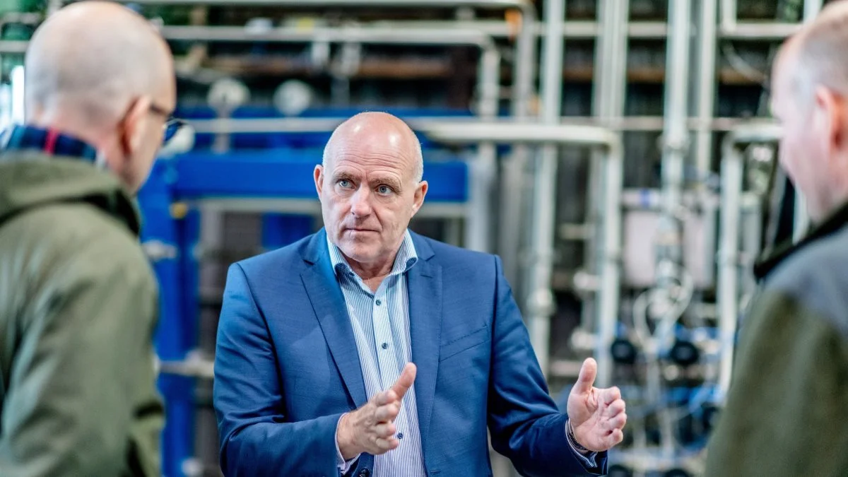 Fødevareminister Rasmus Prehn lyttede opmærksomt efter, da direktør i Vestjyllands Andel, Steen Bitsch fortalte om de klimatiltag, der er gang i. 