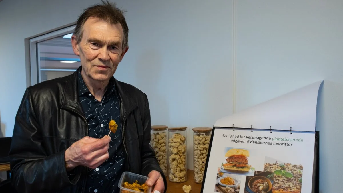- Det vil have betydning at kunne skabe noget, der kan erstatte kød i de retter, som vi kender, så man kan blive ved med at lave en bolognesesovs eller en lasagne med sovs eller kylling i karry eller boller i karry eller en burgerbøf, der ligner virkeligt godt, siger Ulrich Kern-Hansen om bestræbelserne på at få forbrugerne til at spise mere plantebaseret mad. Foto: Flemming Erhard.