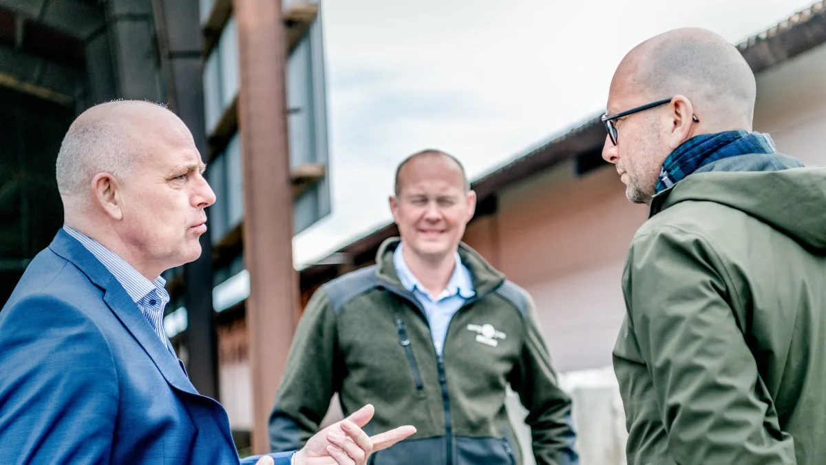 Steen Bitsch, tv, og fødevareminister Rasmus Prehn, th, fik sig en god snak omkring potentialet i dansk landbrug under ministerens besøg forleden. Pressefoto