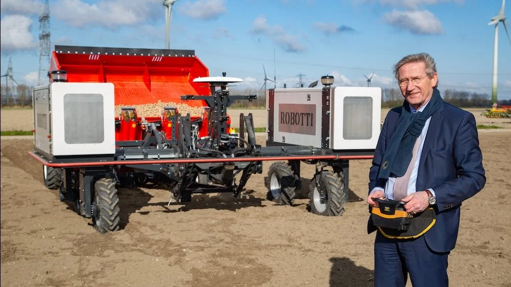 Det var borgmesteren i den hollandske Noordoostpolder, Jan Westmaas, der for nylig fik æren af at sætte den danske Robotti i gang med den allerførste kartoffellægning i de store demo-arealer, som skal bruges til PotatoEurope-udstillingen i september. Foto: PotatoEurope