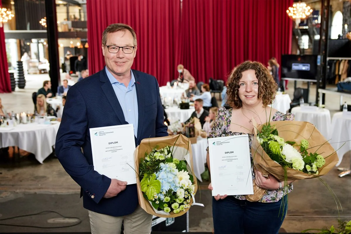 Markedschef i Danish Agro, Per Hoffmann Jensen, og jordbrugsteknologstuderende Michelle Nielsen under præmieoverrækkelsen til erhvervsakademiernes landsfinale, hvor Danish Agro blev kåret som Danmarks bedste praktiksted. Foto: Mikkel Berg Pedersen