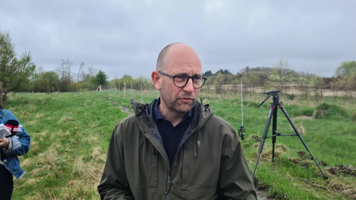 - Det er ikke nogen rar lugt, men jeg tror, at folk ved godt, at når man graver sådan noget materiale op, så vil der være en dunst, sagde fødevareminister Rasmus Prehn (S).