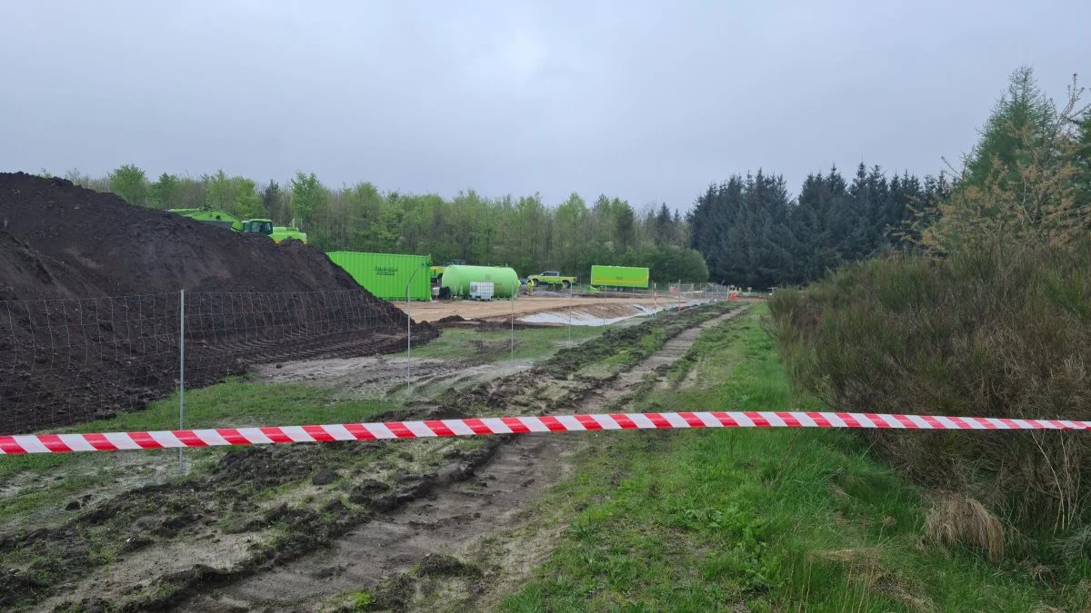 Området ved Nørre Felding var spærret af, både med vagter ved indgangen, samt med hegn omkring selve gravene, hvor store maskiner var på plads for at fjerne de mange millioner mink.