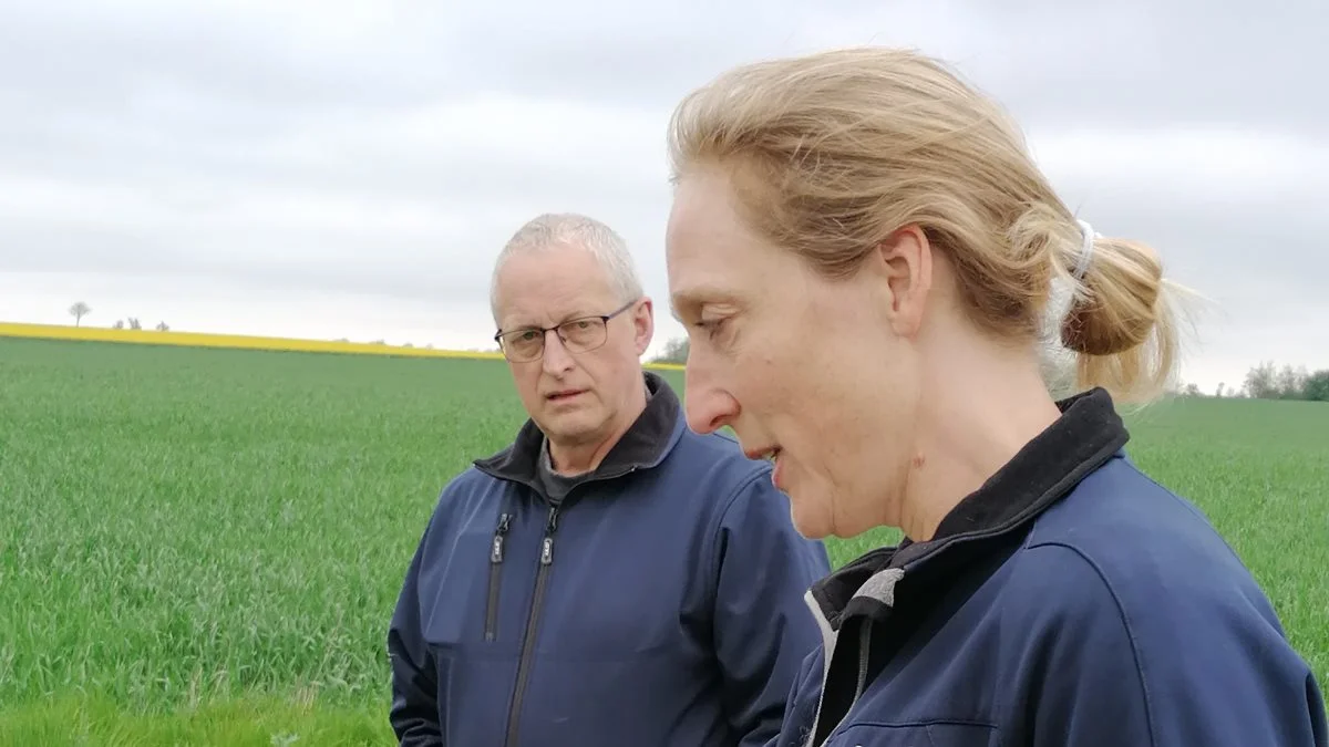 Ove Eriksen glæder sig over, at han ved etablering af et minivådområde på sin landbrugsjord, kan bidrage til en reduceret kvælstofudvaskning. Her ses han sammen med oplandskonsulent Birthe Thordal Christensen fra Velas, der fortalte, de mange fremmødte ved åbent minivådområde-arrangementet i sidste uge, om krav og muligheder. 


