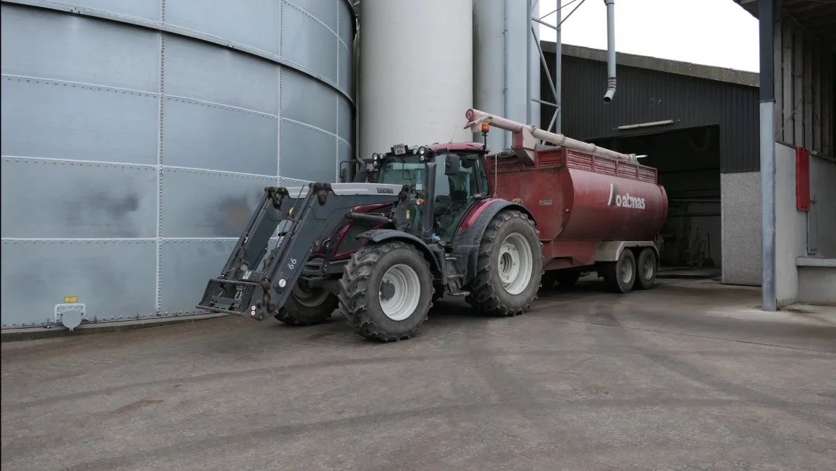 Med centralt placeret foderfabrik ved korn- og fodersiloer må den traktortrukne foderbus levere færdigfoder til to andre produktionssteder. Foto: Bøje Østerlund
