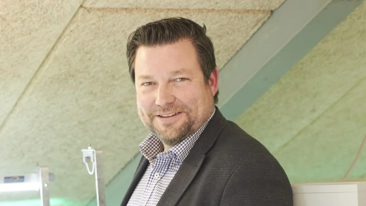 Rune Q. Nielsen er tidligere svineproducent og bruger i dag hans viden og erfaring, i spidsen for RN Solutions, som designer og udvikler LED-lys til landbruget. Fotos: Tenna Bang