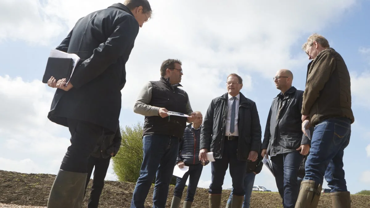Fødevareminister Rasmus Prehn (S) og Erling Bonnesen (V) fik i går forevist filtermatriceanlægget hos Centrovice-formand Torben Povlsen i Frørup på Østfyn, hvor drænvandet renses 95 procent for nitrat. Til venstre med ryggen til Nyborgs borgmester Kenneth Muhs (V) og til højre næstformand i L&F Centrovice, Lars Iversen. Foto: Erik Hansen