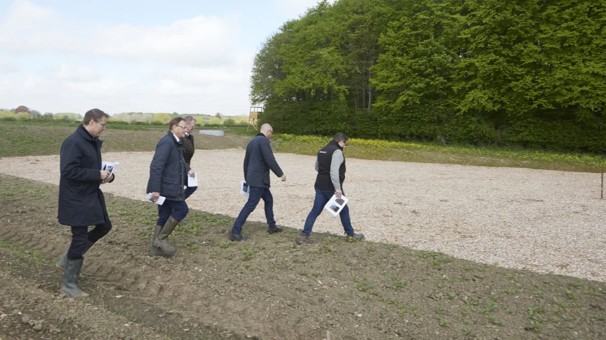 Centrovice-formand Torben Povlsen (forrest) viste i sidste uge sit filtermatriceanlæg på 1.600 kvadratmeter frem for fødevareminister Rasmus Prehn (S) og Erling Bonnesen (V. Dernæst følger Nyborgs borgmester Kenneth Muhs (V) og i baggrunden næstformand i L&F Centrovice, Lars Iversen. Fotos: Erik Hansen