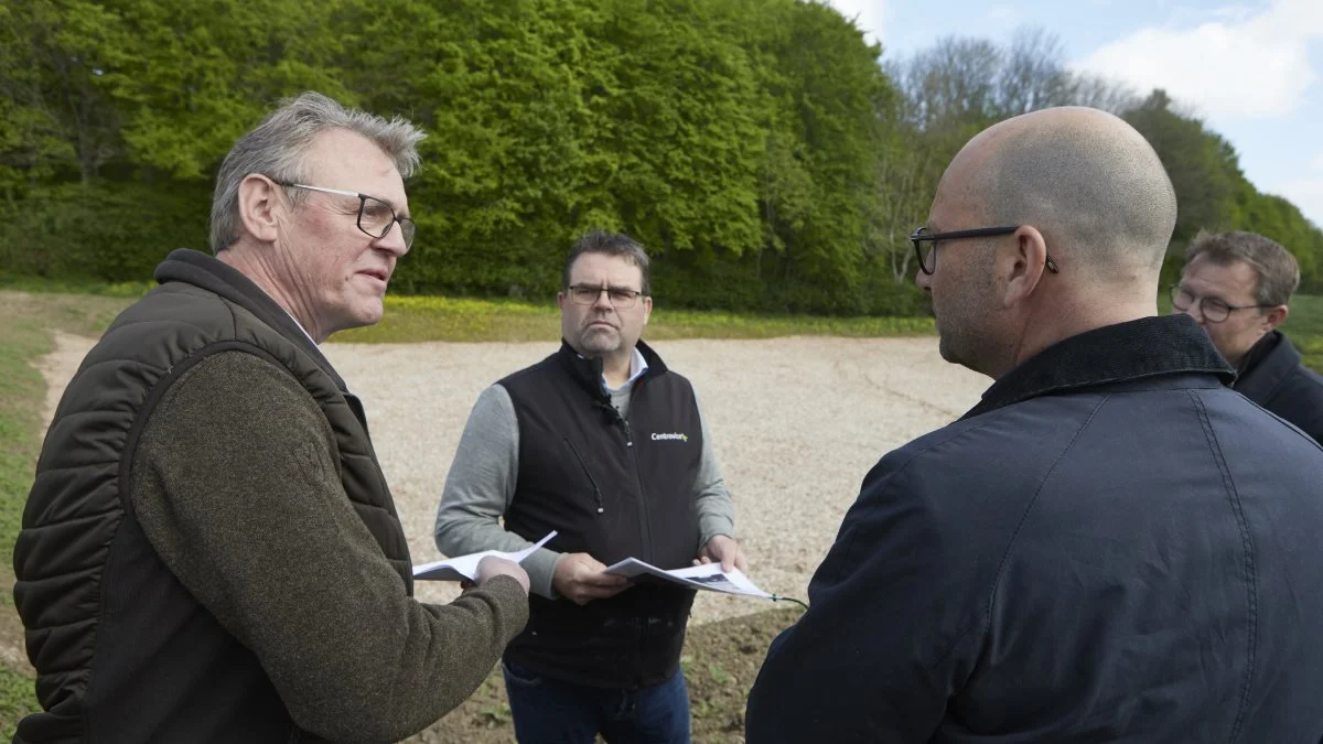 Næstformanden og formanden for L&F Centrovice Lars Iversen (tv) og Torben L. Povlsen forklarer fødevareminister Rasmus Prehn om filtermatrice-anlæggets effektive rensning af drænvandet fra 88 ha opland. Til højre Nyborgs borgmester Kenneth Muhs. Foto: Erik Hansen

